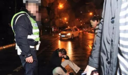 亲吻脱衣服视频,揭秘亲吻与脱衣视频背后的故事